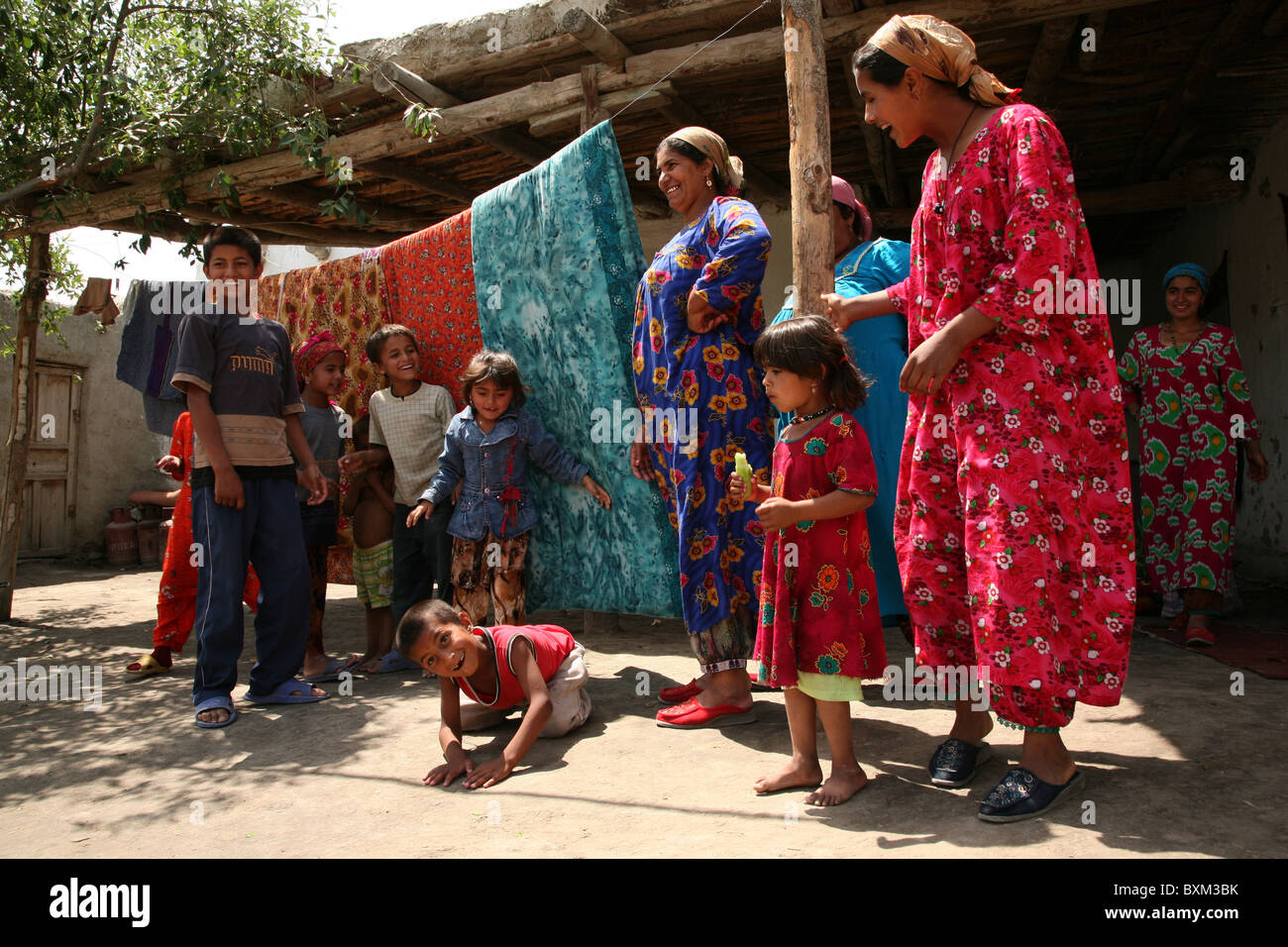 Famille ROM à partir de la gypsy village d'Gigikhana près de Boukhara, Ouzbékistan. Banque D'Images