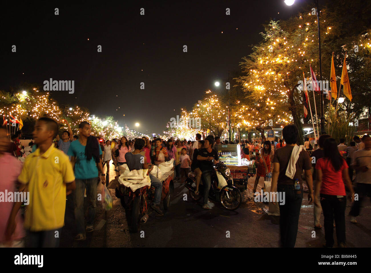 Rue de nuit à la célébration de l'anniversaire du roi à Bangkok, Thaïlande Banque D'Images