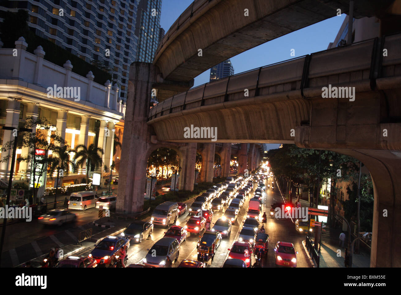 Le trafic de nuit à Bangkok Banque D'Images