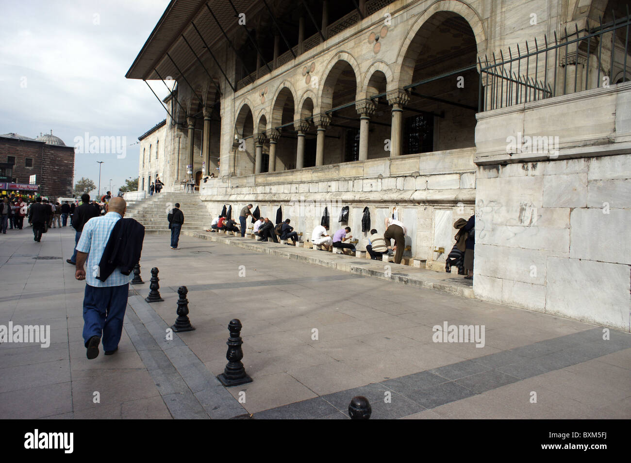 Purifications rituelles (wudu) à l'extérieur de la nouvelle mosquée (Yeni Camii ou Mosquée aka du Valide Sultan), Istanbul, Turquie. Banque D'Images