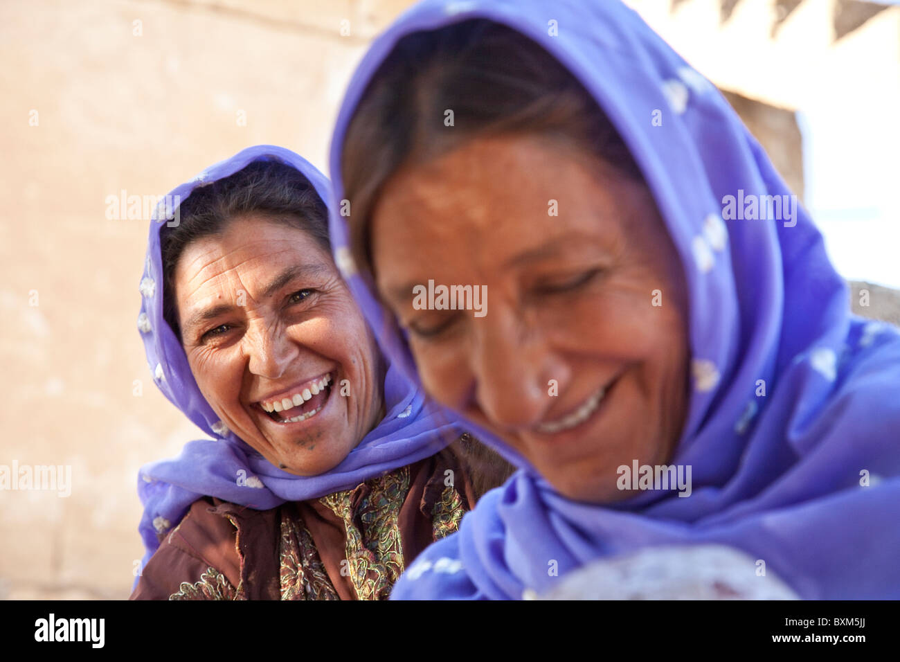 Les femmes turques, le Beehive Maisons, Ruines d'Harran, Sanliurfa, Turquie Banque D'Images