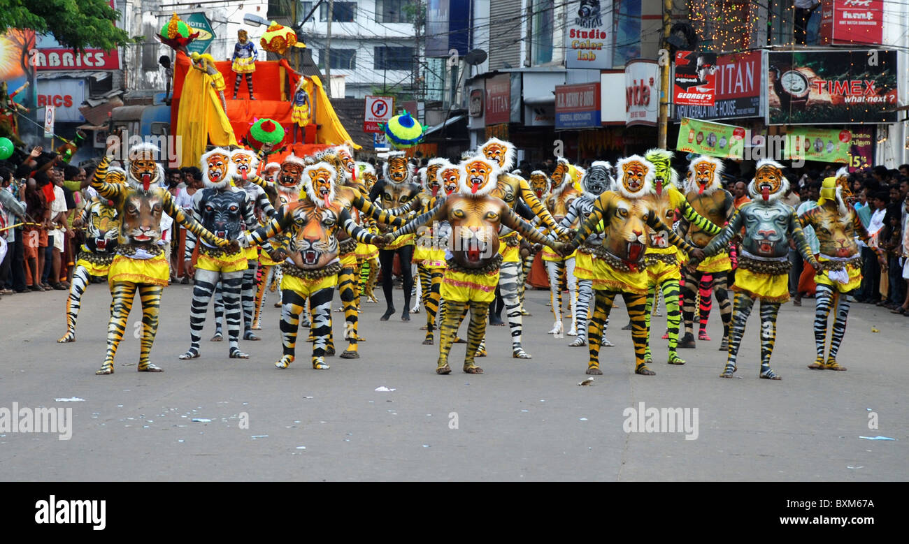 Pulikkali ou tiger dance performers de la rues de thrissur, Kerala, Inde pendant onam célébrations. Banque D'Images