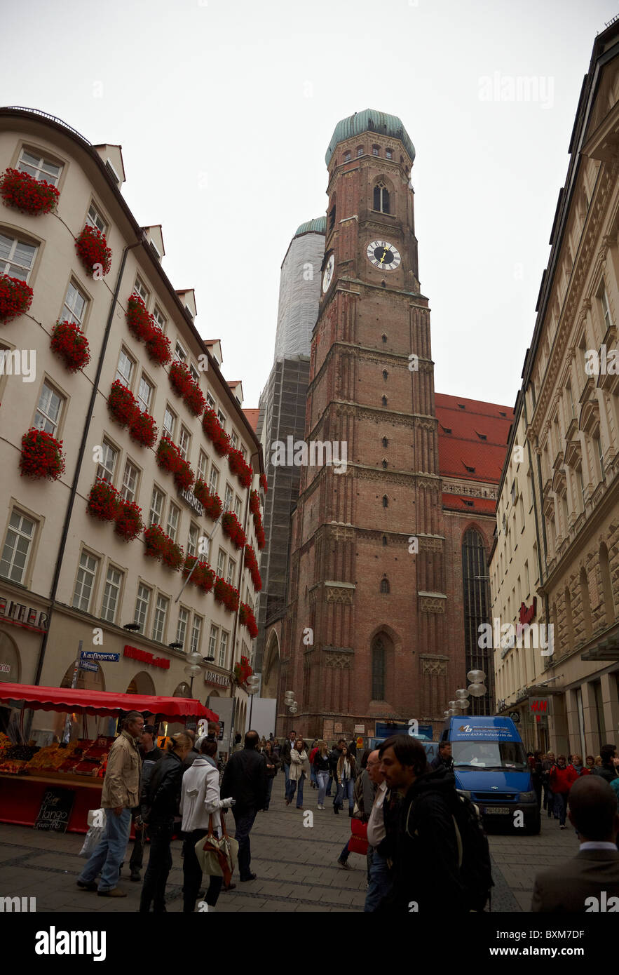 Au cours de la cathédrale Dom/autmn vu dans une rue commerçante, Munich, Bavière, Allemagne. Banque D'Images