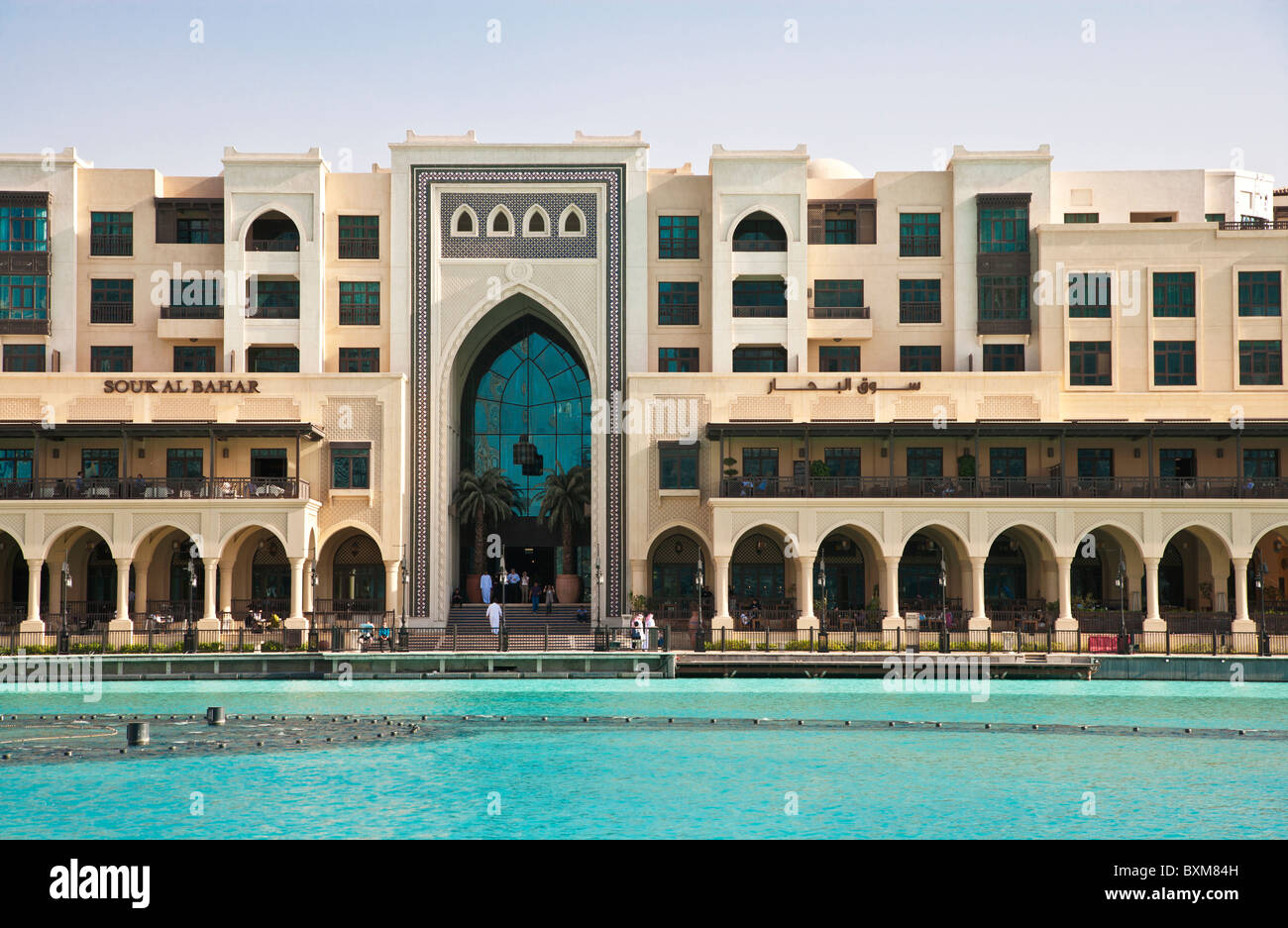 Le Souk Al Bahar, au centre-ville de Dubaï, un centre commercial moderne construit dans un style traditionnel arabe sur le marché artificiel Burj Lake Banque D'Images