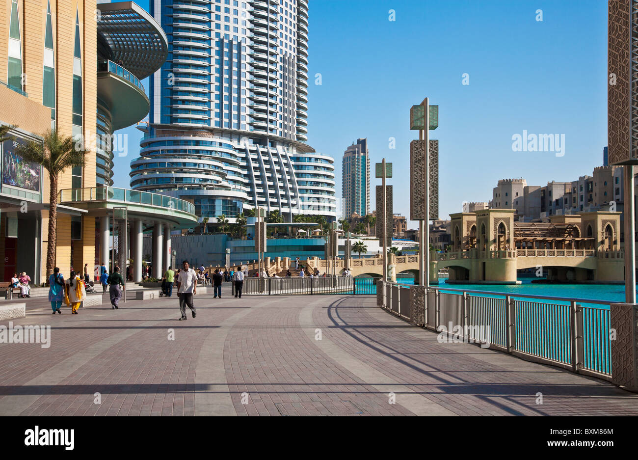 En dehors de la Dubaï Mall, au centre-ville de Dubaï, Emirats Arabes Unis, EMIRATS ARABES UNIS avec 5 étoiles Hôtel Adresse et Souk Al Bahar sur la droite. Banque D'Images