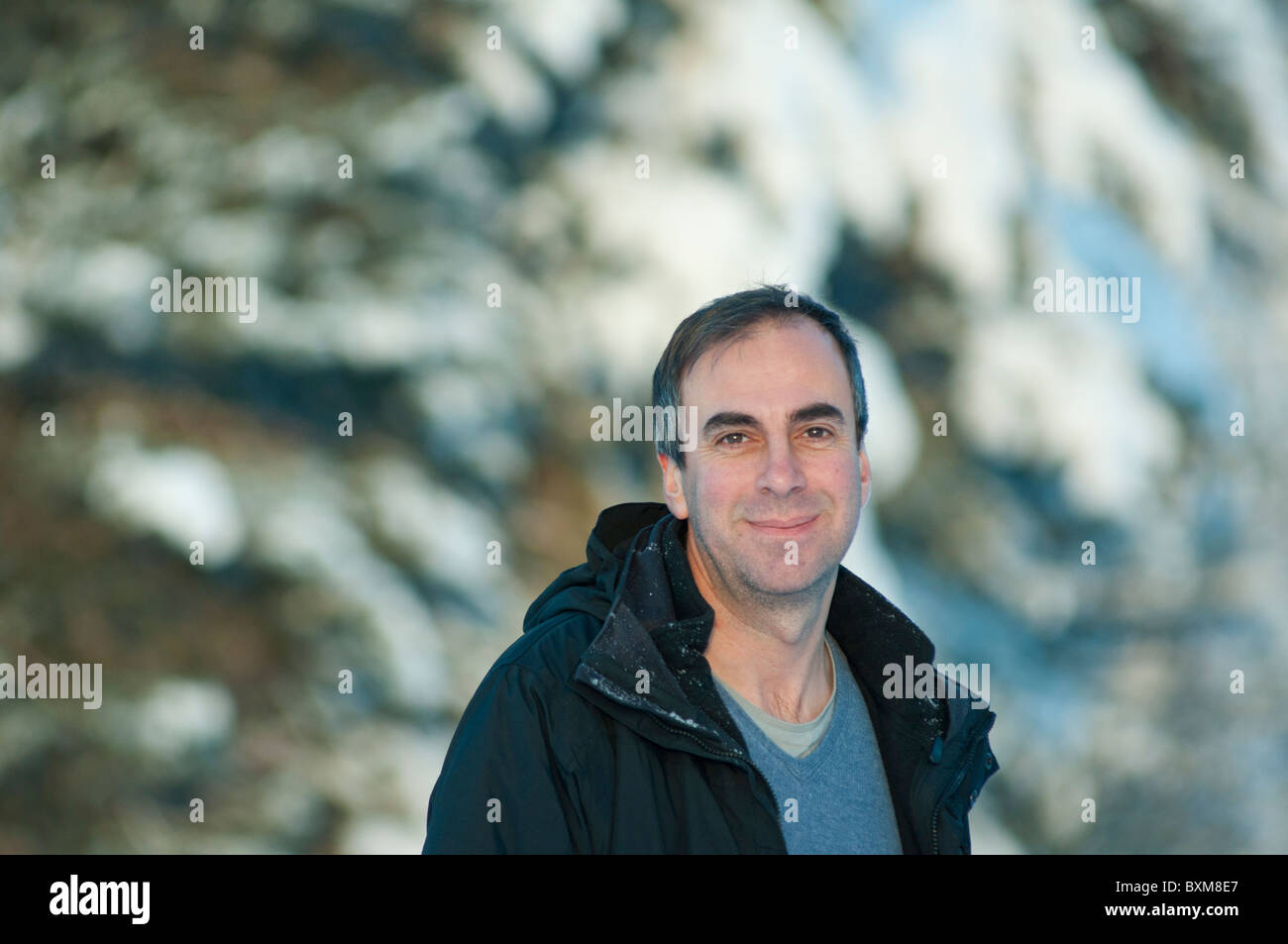 Un homme grec dans son 40s dans la neige. Banque D'Images