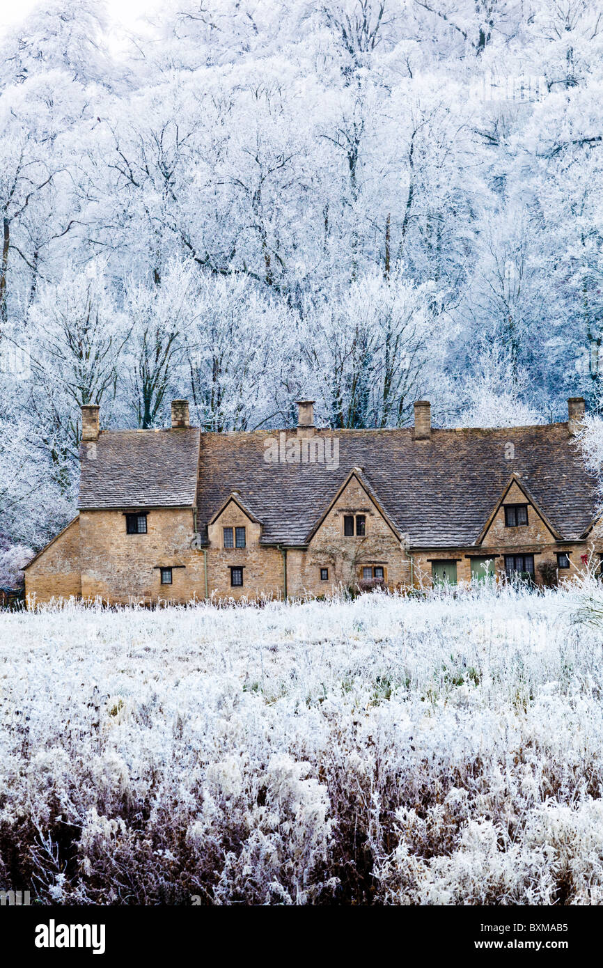 Givre sur Arlington Row et Rack Île, dans le village des Cotswolds de Bibury, Gloucestershire UK Banque D'Images