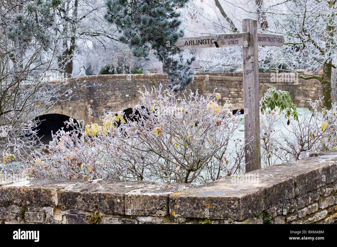 Givre dans le village des Cotswolds, Gloucestershire UK de Bibury Banque D'Images