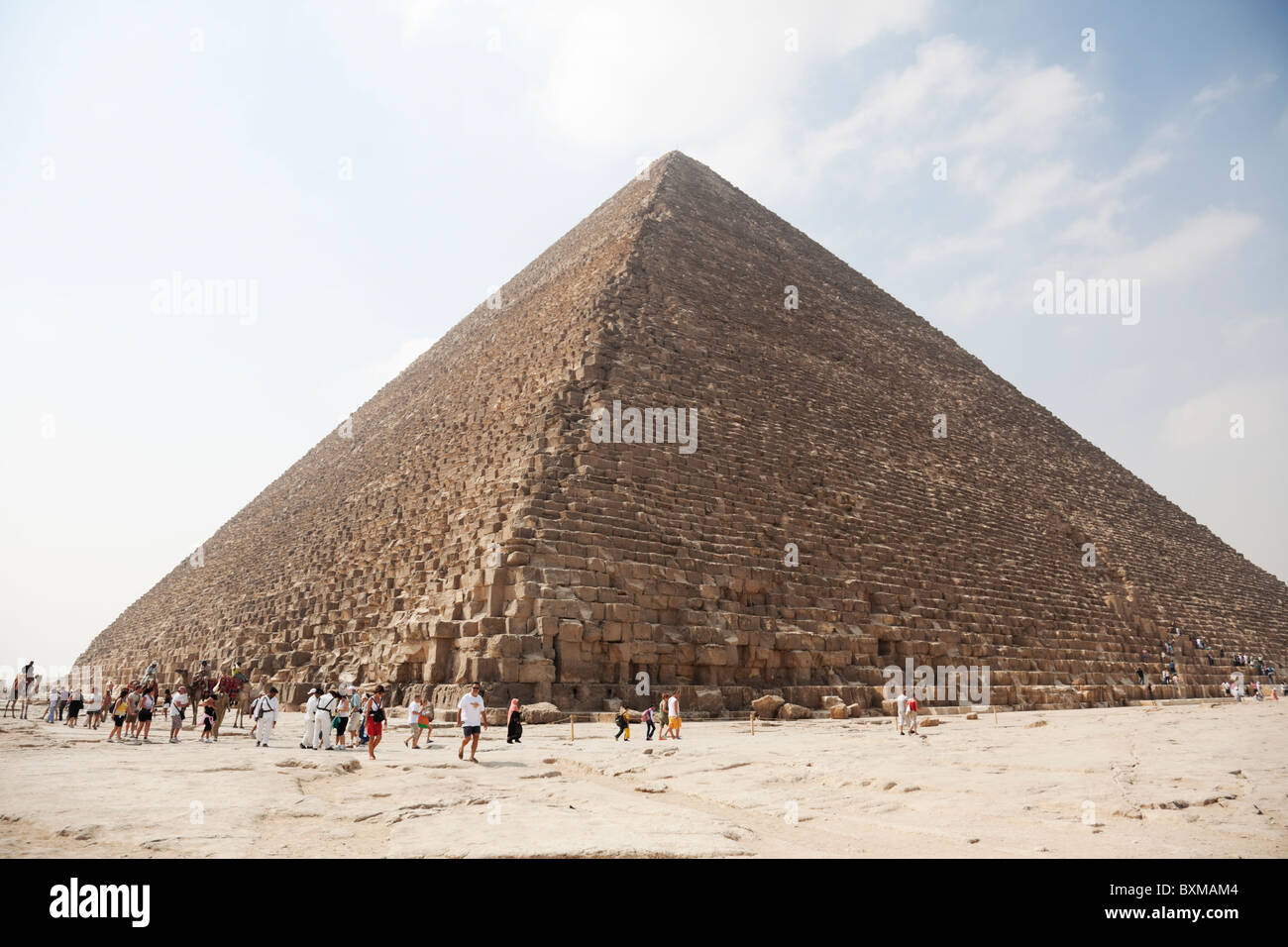 Les touristes à pied sur les pyramides de Gizeh, en Egypte. Banque D'Images