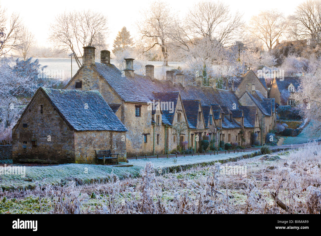 Givre sur Arlington Row et Rack Île, dans le village des Cotswolds de Bibury, Gloucestershire UK Banque D'Images