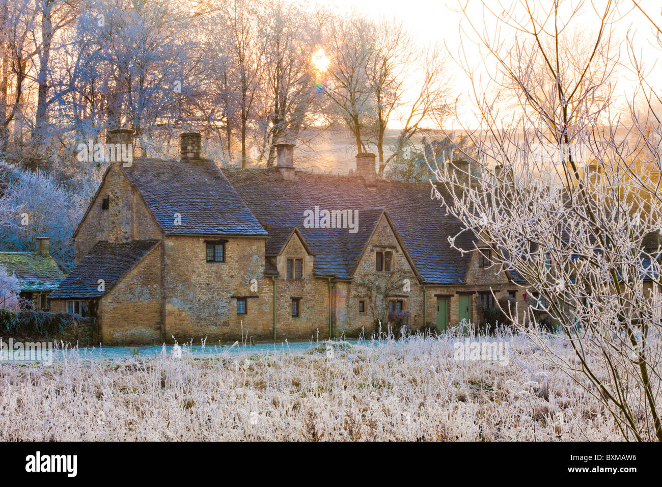 Le soleil se couche sur le givre sur Arlington Row et rack Isle dans le village de Cotswold de Bibury, Gloucestershire Royaume-Uni Banque D'Images