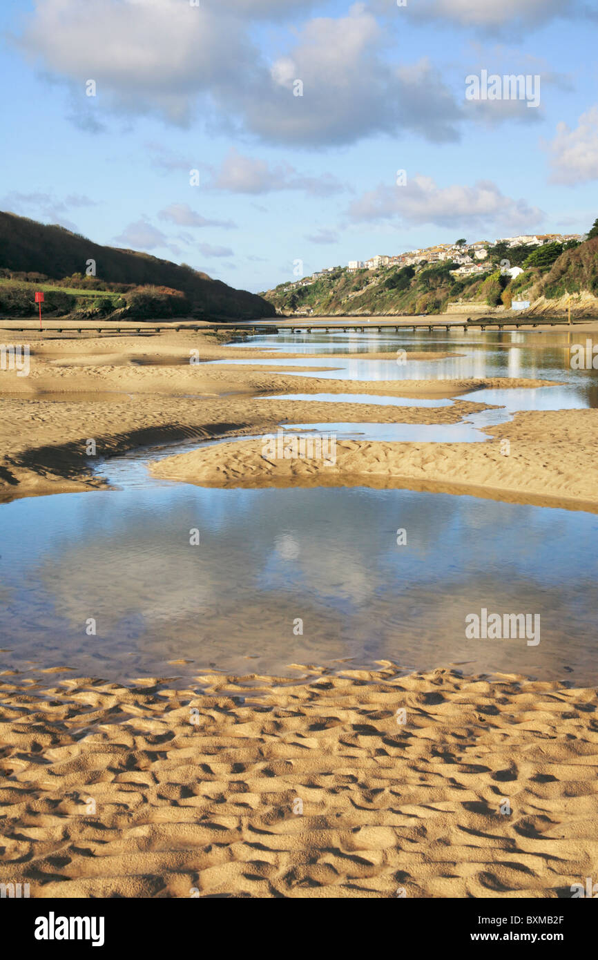 La VUE VERS LE BAS ESTUAIRE GANNEL NEWQUAY VERS LA PASSERELLE INFÉRIEURE Banque D'Images