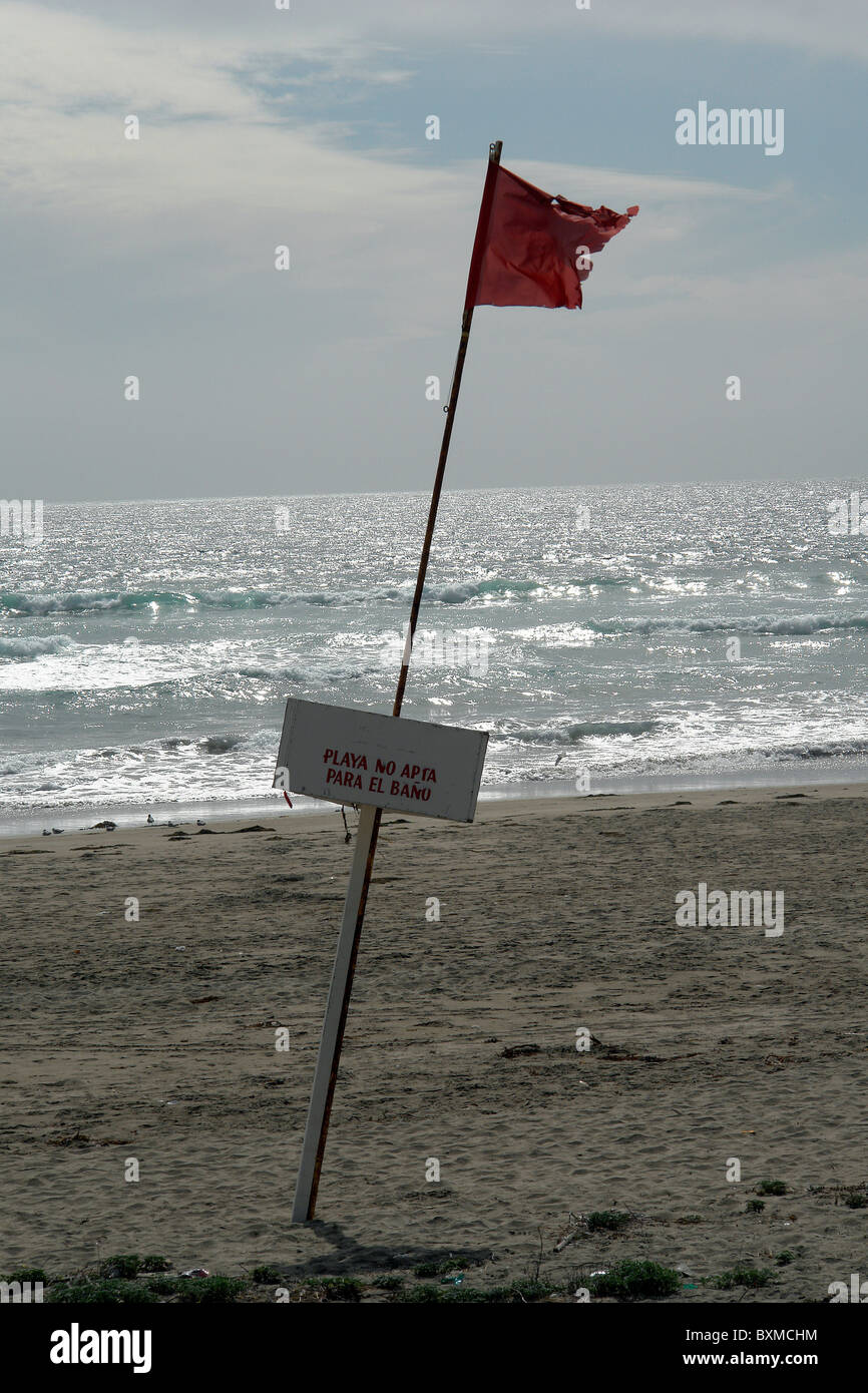 Drapeau rouge. Signal de danger, d'interdiction de plonger dans la mer, zone dangereuse. Banque D'Images