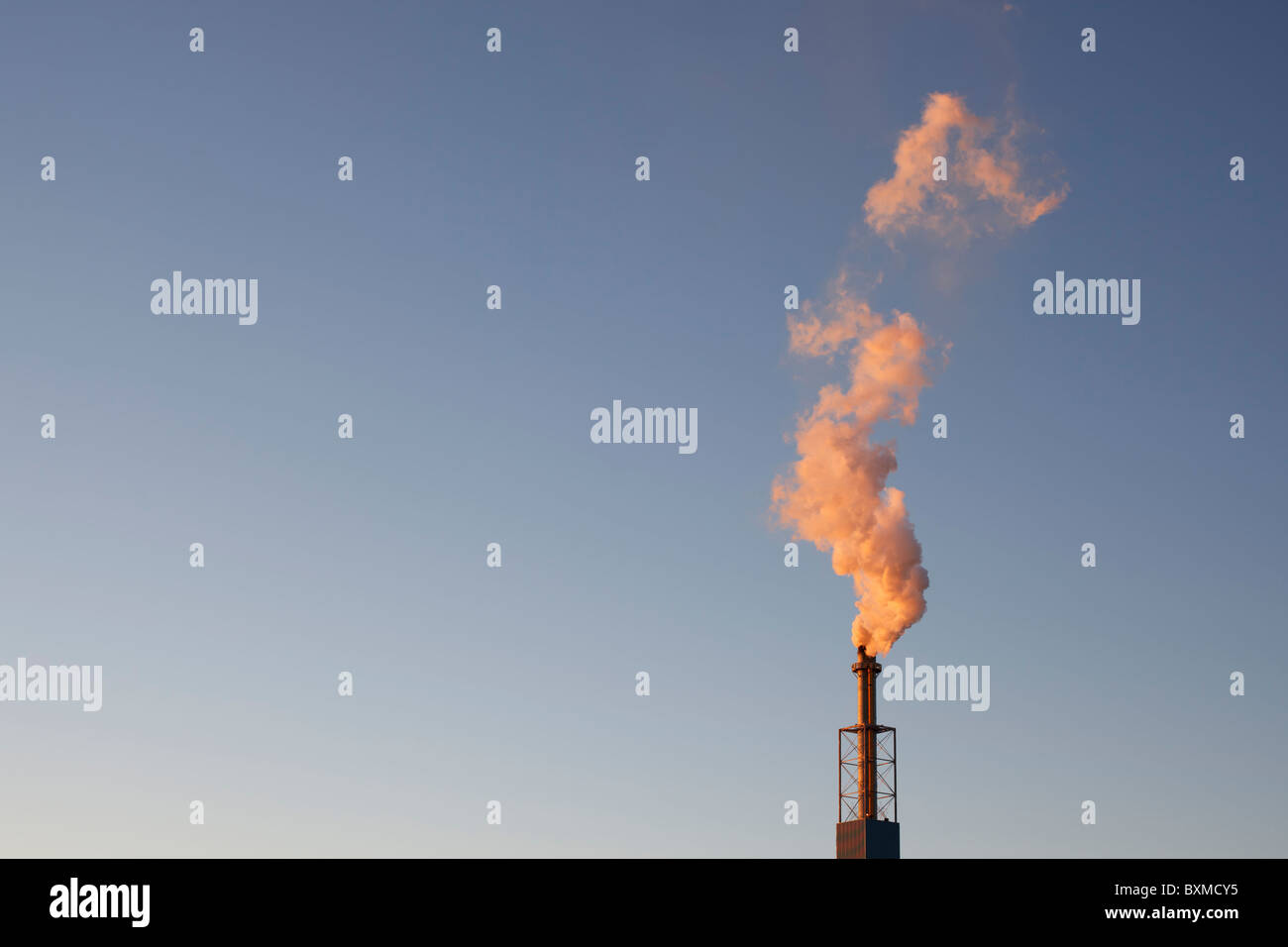 Pollution de l'air par une cheminée industrielle. Image avec copyspace. Banque D'Images