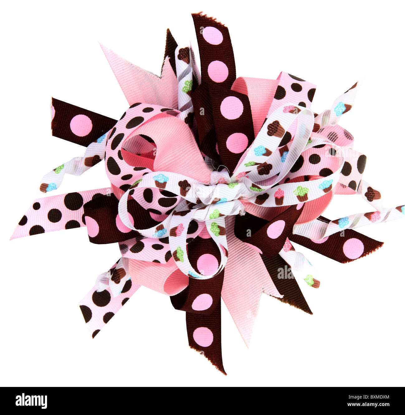 Cheveux de l'enfant adorable a cupcake avec rubans, brown, rose, blanc. Banque D'Images