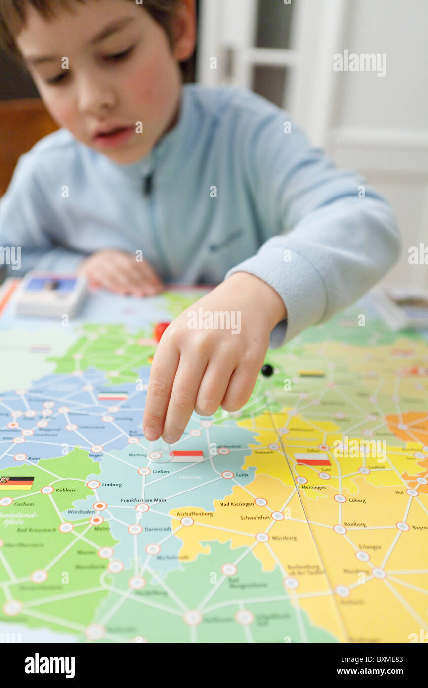 Garçon jouant un jeu de géographie Banque D'Images
