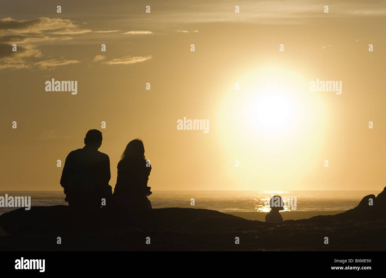 Couple watching West Coast sunset,Hokitika, Nouvelle-Zélande Banque D'Images