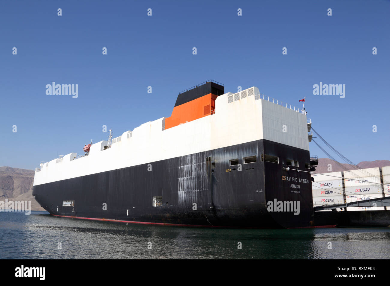 Car carrier géant CSAV Aysen Rio dans le port d'Iquique , , région que je , Chili Banque D'Images