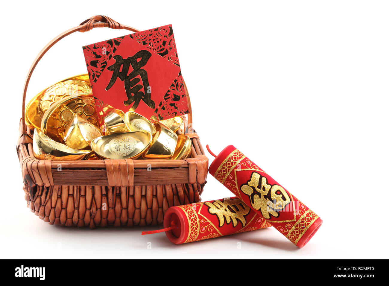 Le Nouvel An chinois--ornement Panier de lingots d'or avec bénédiction mot et pétards. Banque D'Images Le Nouvel An chinois--ornement Panier de lingots d'or avec bénédiction mot et pétards. Banque D'Images