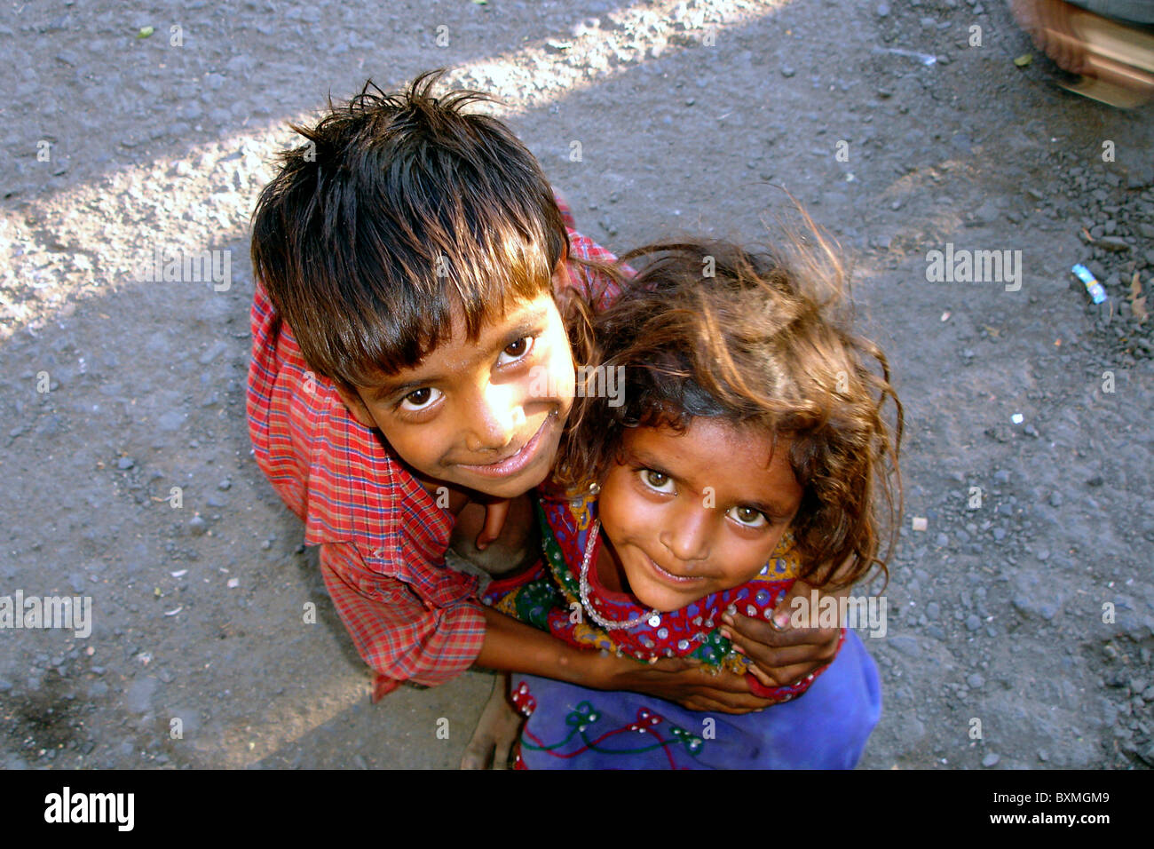 Portrait ou rapprochée de deux enfants des rues indiennes avec l'innocence en face de la rue de l'Inde Banque D'Images