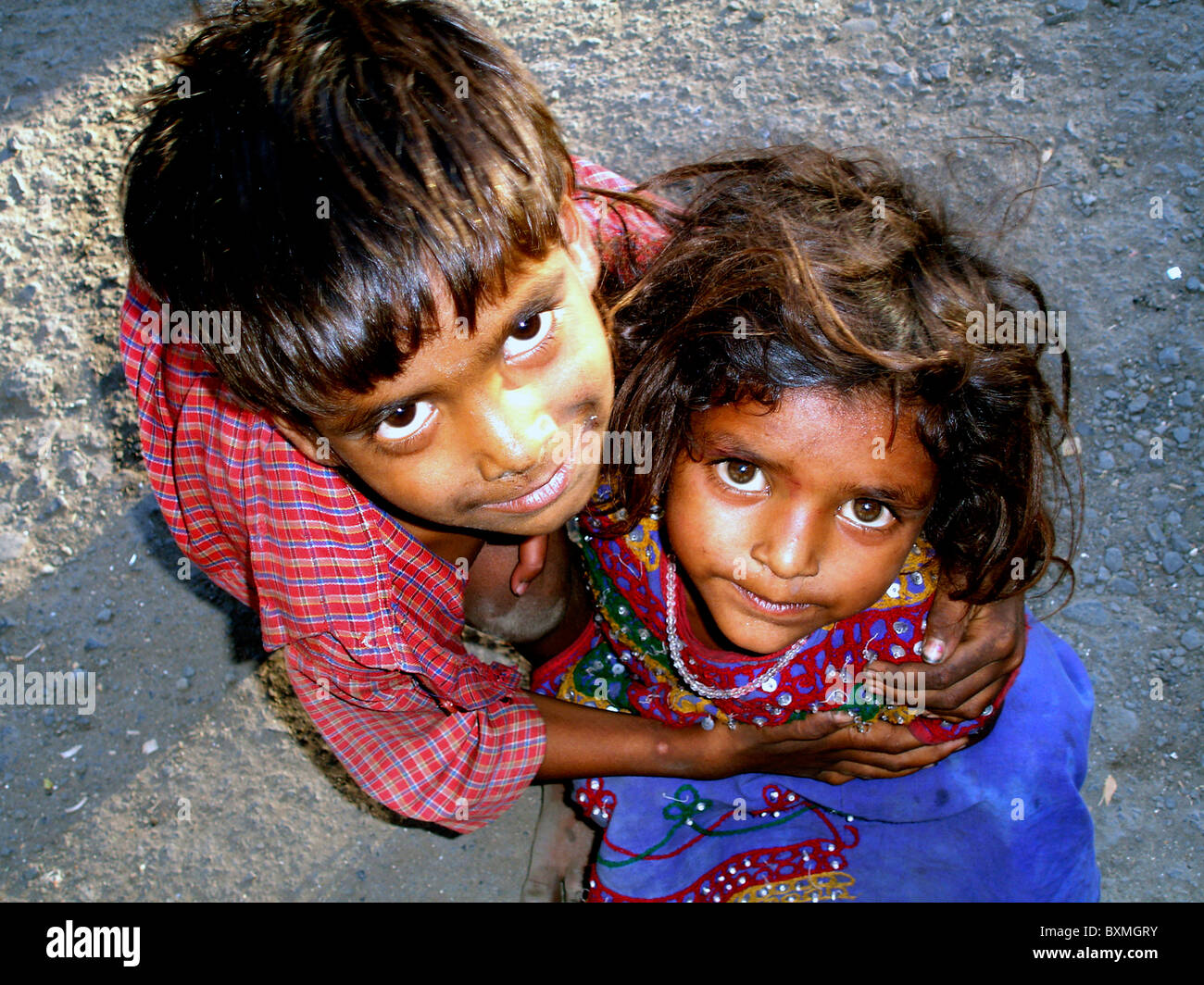 Portrait ou rapprochée de deux enfants des rues indiennes avec l'innocence en face de la rue de l'Inde Banque D'Images