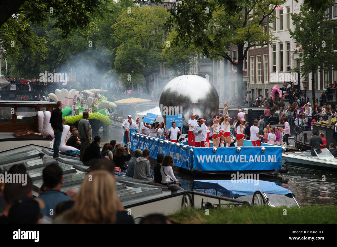 Bateau descendant Prinsengracht pendant gay Pride Amsterdam Banque D'Images