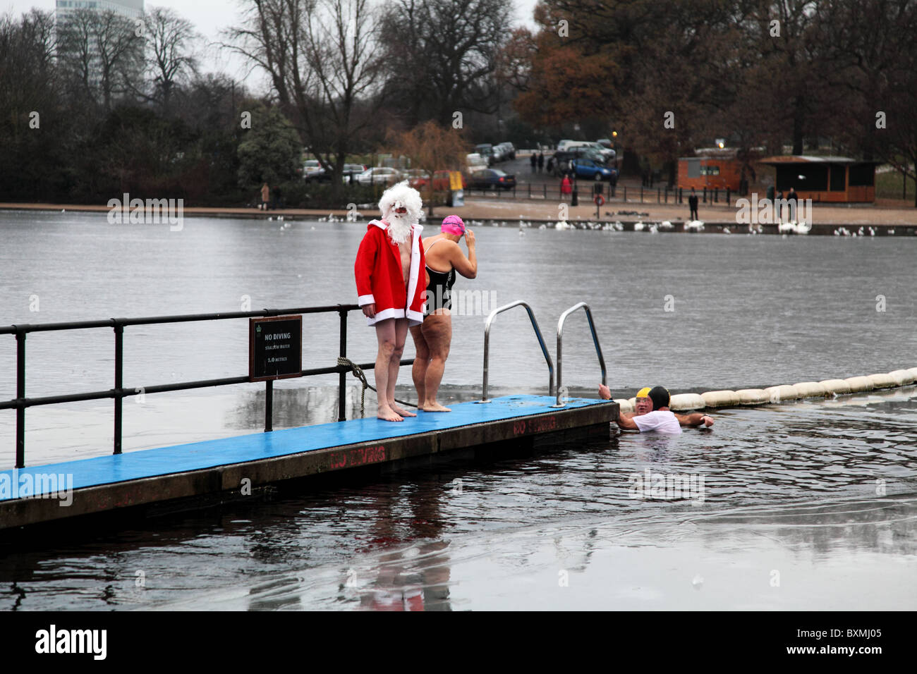 Le jour de Noël 2010 à la Serpentine Swimming Club à Hyde Park, Londres. Banque D'Images
