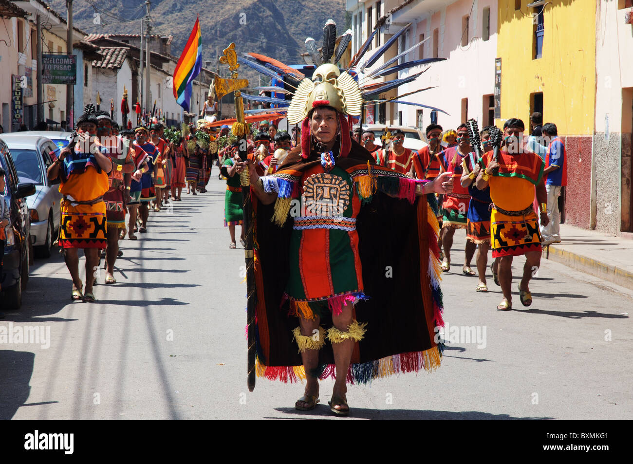 Hommes habillés en guerriers inca dans un défilé de Pisac, Pérou Banque D'Images