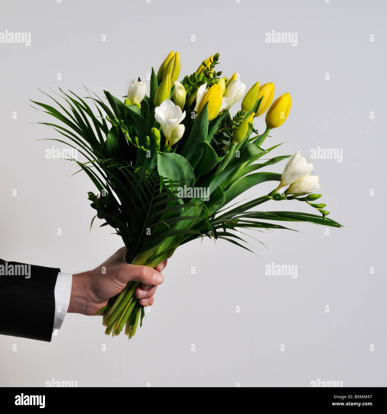 Bouquet de fleur à la main des hommes Banque D'Images