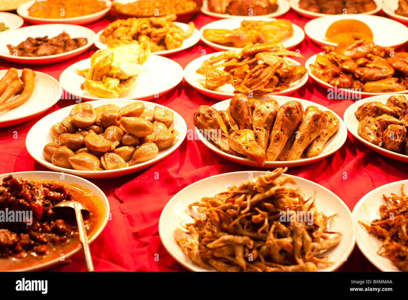 La nourriture à l'extérieur d'un restaurant chinois à Chongqing. Se concentrer sur une plaque de tête de canard. Banque D'Images