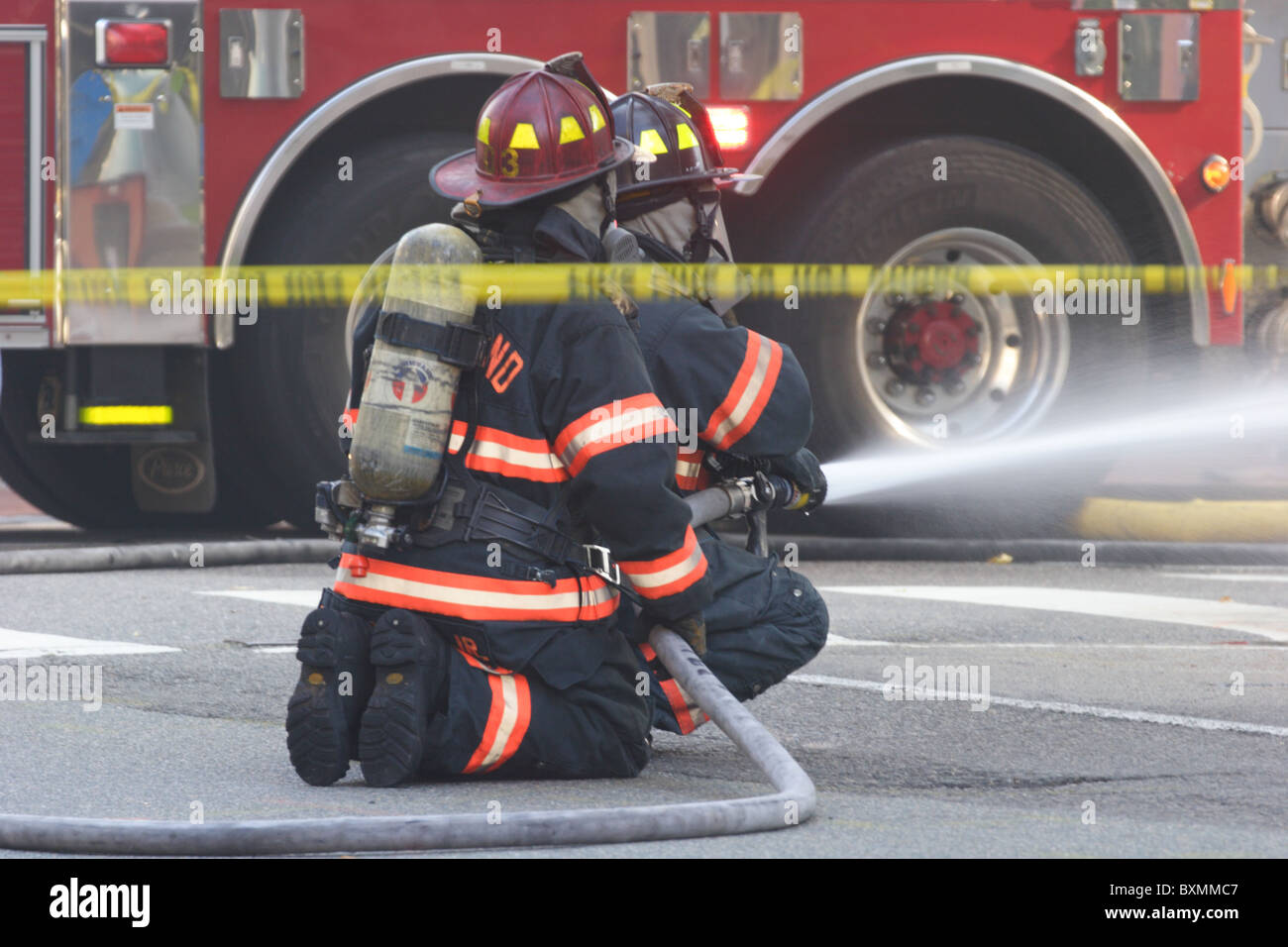 Pompiers lutter contre l'incendie et d'explosion électrique souterrain à la Banque d'Amérique, Richmond, Virginie, 2010 Banque D'Images