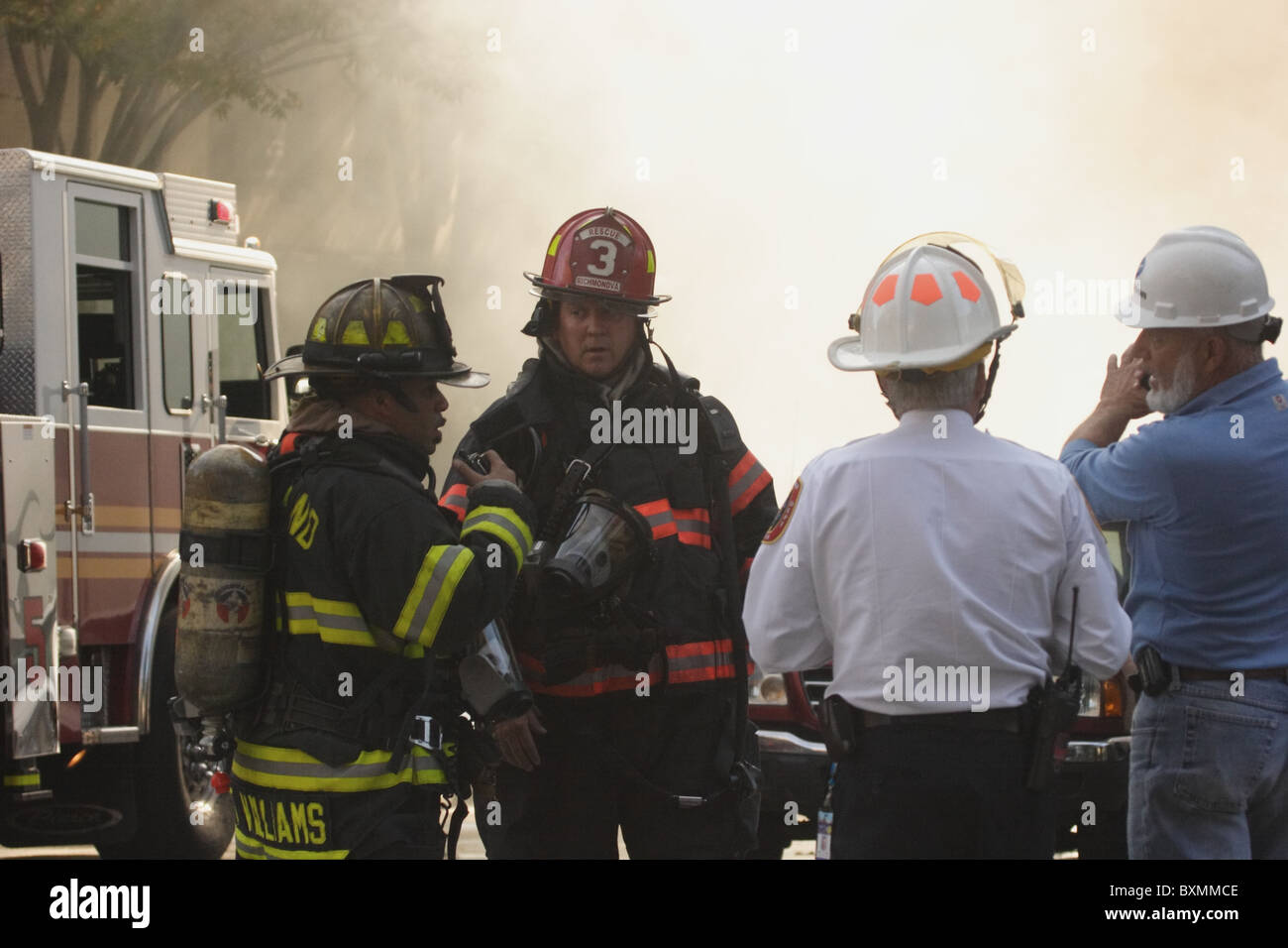 Pompiers lutter contre l'incendie et d'explosion électrique souterrain à la Banque d'Amérique, Richmond, Virginie, 2010 Banque D'Images