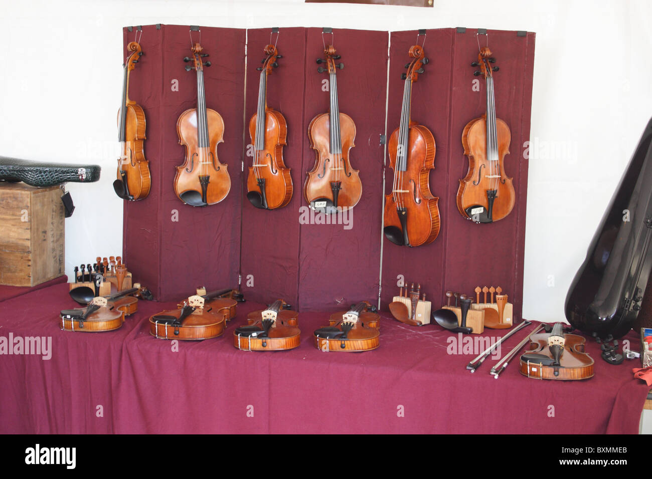 Récent de violons faits par artisan Violon Don Leicester. Folk Festival de Richmond, Richmond, Virginia 2010 Banque D'Images