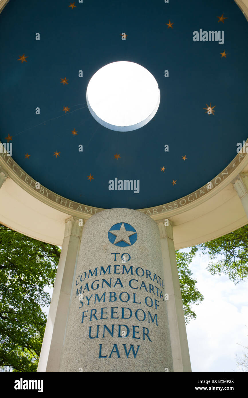 Visualiser jusqu'au toit de la Grande Charte à Runnymede Surrey Memorial érigé pour commémorer la grande charte symbole de liberté sous Banque D'Images