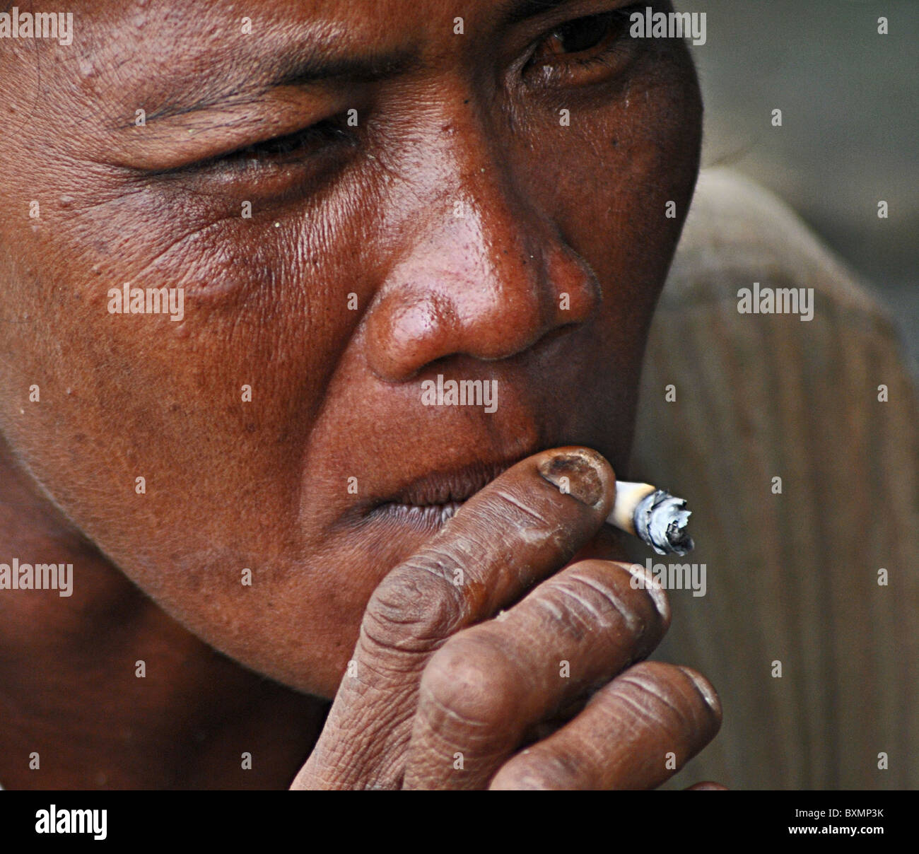 Femme cambodgienne cigarette Banque D'Images
