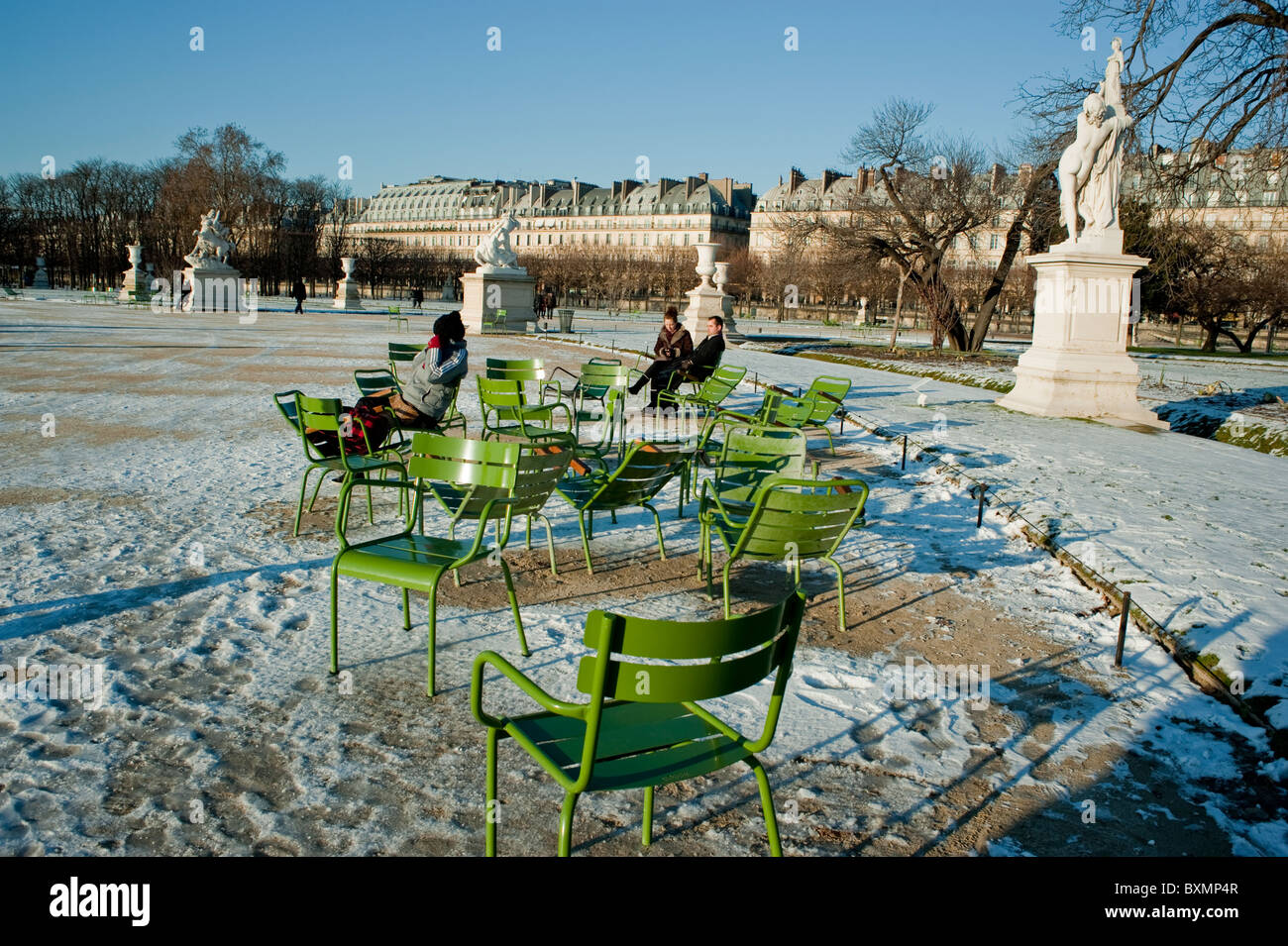 Paris, France, hors des parcs urbains français, jardin des Tuileries, chaises dans la neige, SCÈNE D'HIVER, statues de tuileries Banque D'Images
