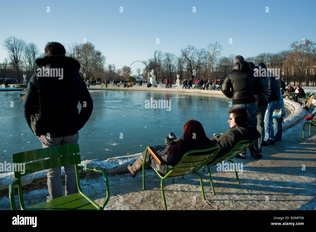 Paris, France, à l'extérieur des parcs urbains français, jardin des Tuileries, couple assis près de l'Étang gelé dans la neige Banque D'Images