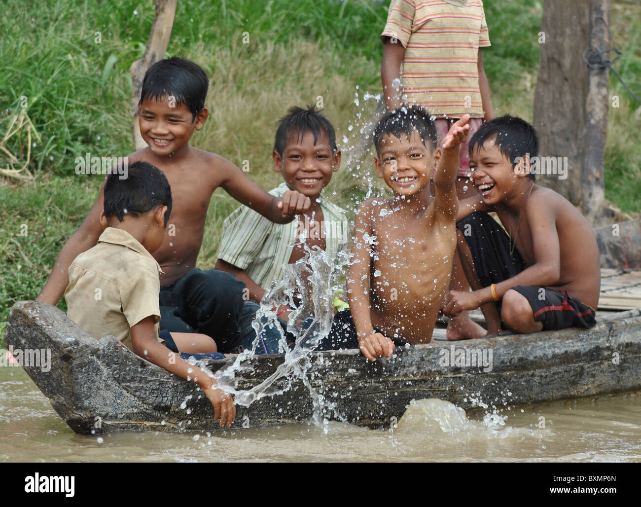 Les enfants cambodgiens jouant à Kompong Khleang, lac Tonle Sap, Cambodge Banque D'Images