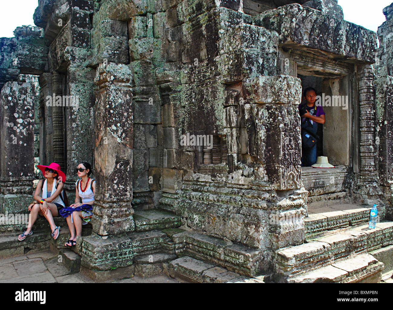 Prendre des photographies touristiques dans les temples cambodgiens autour d'Angkor Wat Banque D'Images