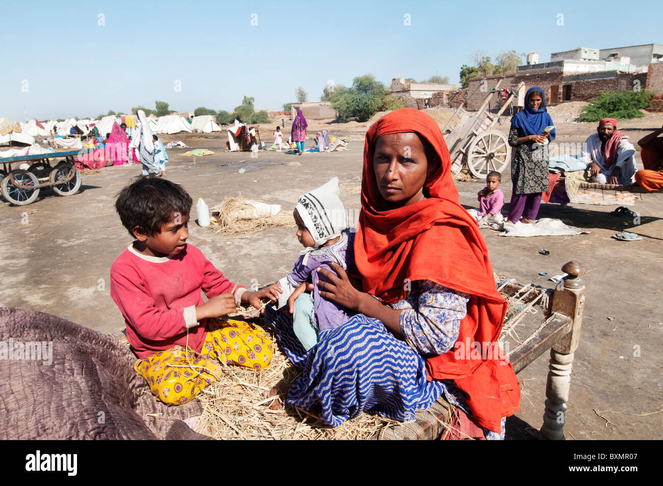 Le Pakistan. La province de Sindh. Après l'inondation.famille déplacées vivant dans l'ouvrir sans tente. Banque D'Images