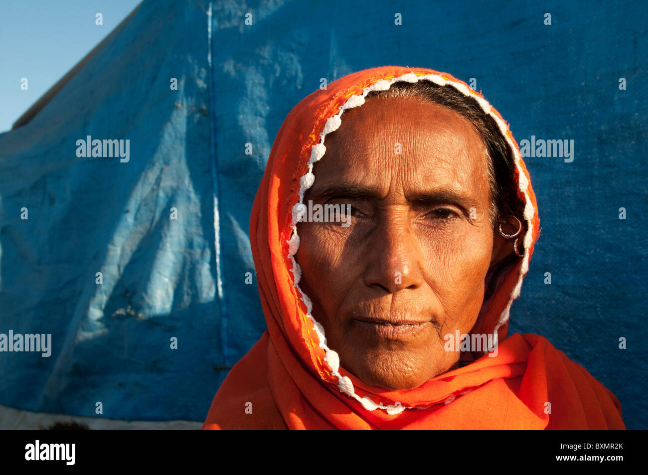 Le Pakistan, dans la province du Sind, Shaddat Kot .Après l'inondation. Décembre 2010. Beroyi Kazban, elle a 9 enfants. 5 garçons et 4 filles. Banque D'Images