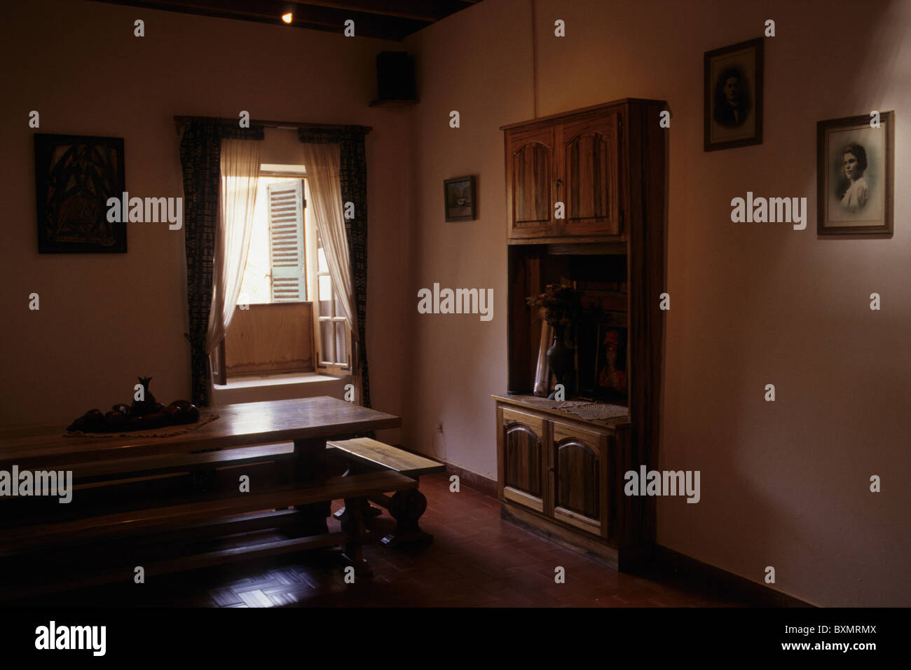 Intérieur d'une maison sur l'île de Gorée Gorée Région de Dakar. Le SÉNÉGAL. Banque D'Images
