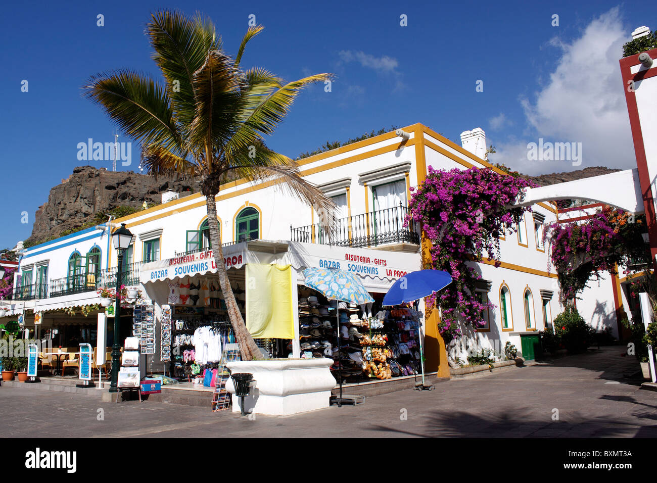 Boutiques à Bord de Puerto de Mogan SUR LE SECTEUR DE L'ÎLE DE GRAN CANARIA. L'EUROPE. Banque D'Images