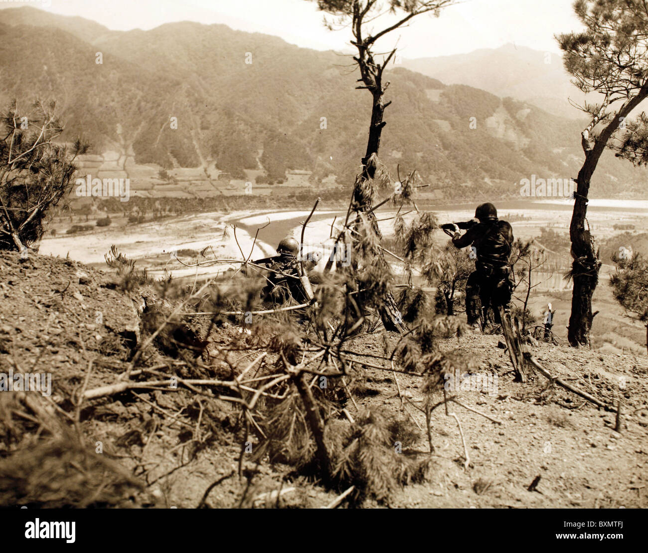 Coupe de compensation bunkers 2 hommes du 1er Escadron, 2e peloton, Compagnie B, 187e RCT, 2e Division d'infanterie américaine clear bunker Banque D'Images