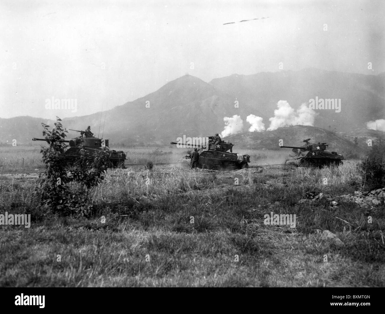 Deux réservoirs réservoir d'entreprise, 31e Régiment d'infanterie, 7e Division d'infanterie américaine, essayer de tirer une mobilité réservoir pour la sécurité pendant Banque D'Images