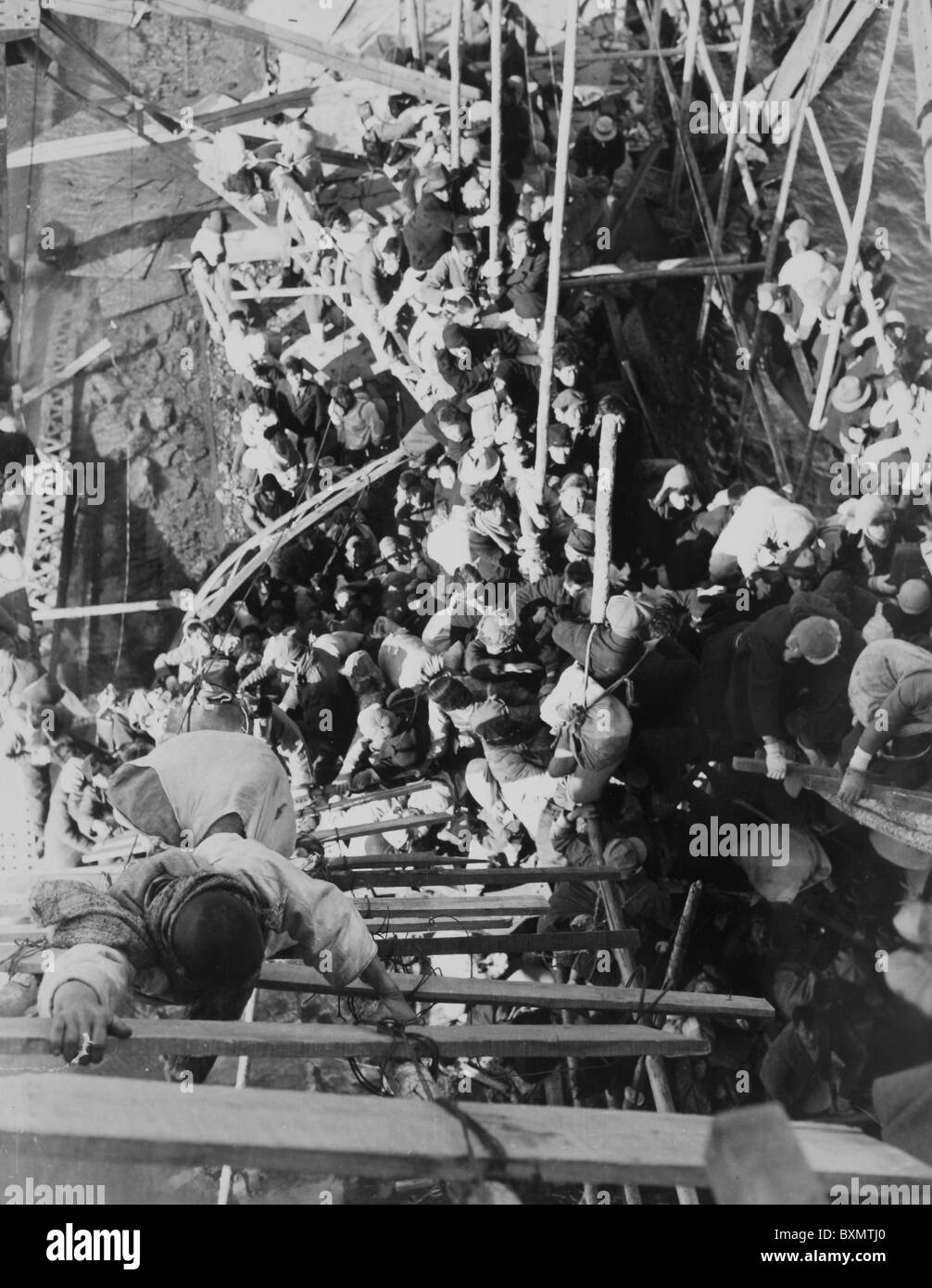 Dans un vol pour la liberté des réfugiés coréens escalader un pont enjambant le fleuve Taedong, Pyongyang, la Corée du Nord 3 Décembre 1950 Banque D'Images