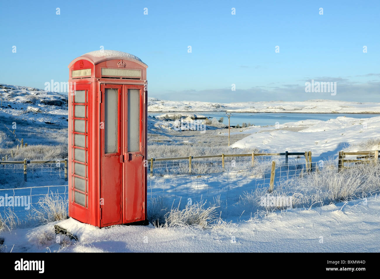 Old style red UK téléphone fort dans un cadre rural dans la neige Banque D'Images