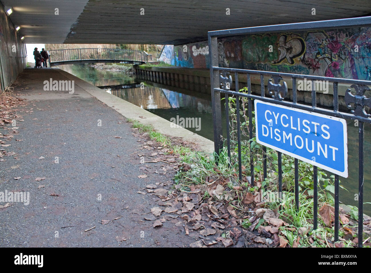 Les cyclistes démonter signe sur sentier en vertu de la façon Reims, Canterbury. Banque D'Images