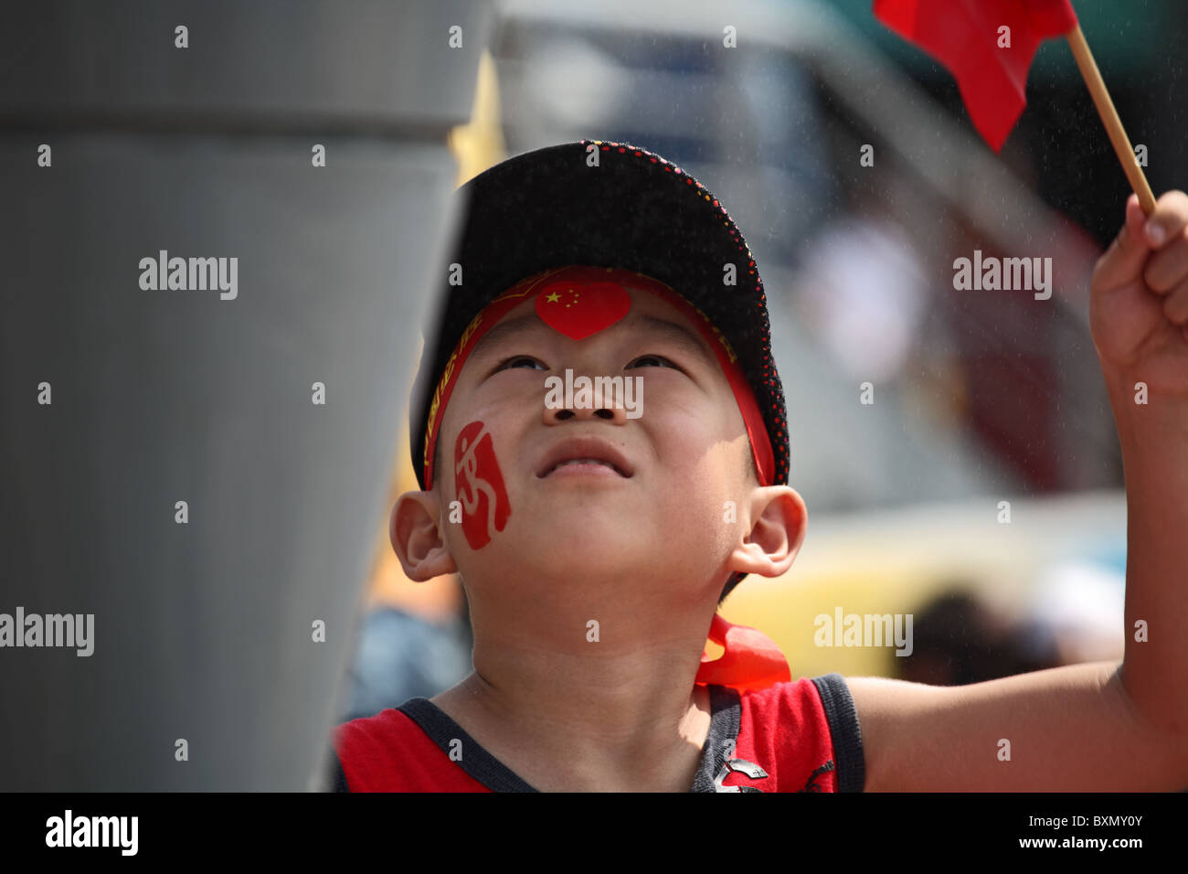 Boy Waving Flag au beach-volley finale, les Jeux Olympiques de Pékin, Chine Banque D'Images