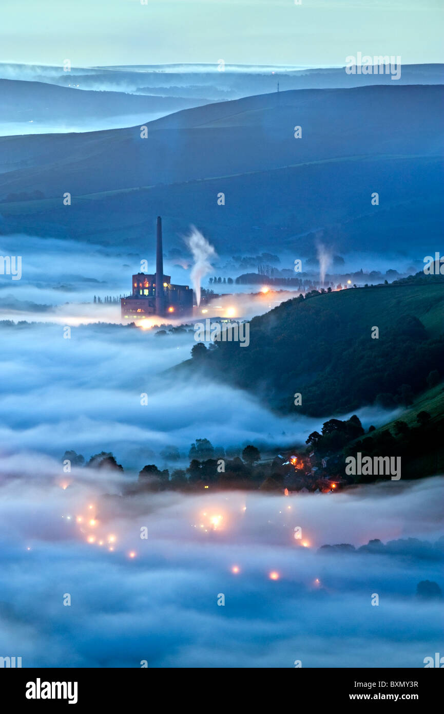 La cimenterie Lafarge dans le brouillard, l'espoir Valley, parc national de Peak District, Derbyshire, Angleterre, RU Banque D'Images